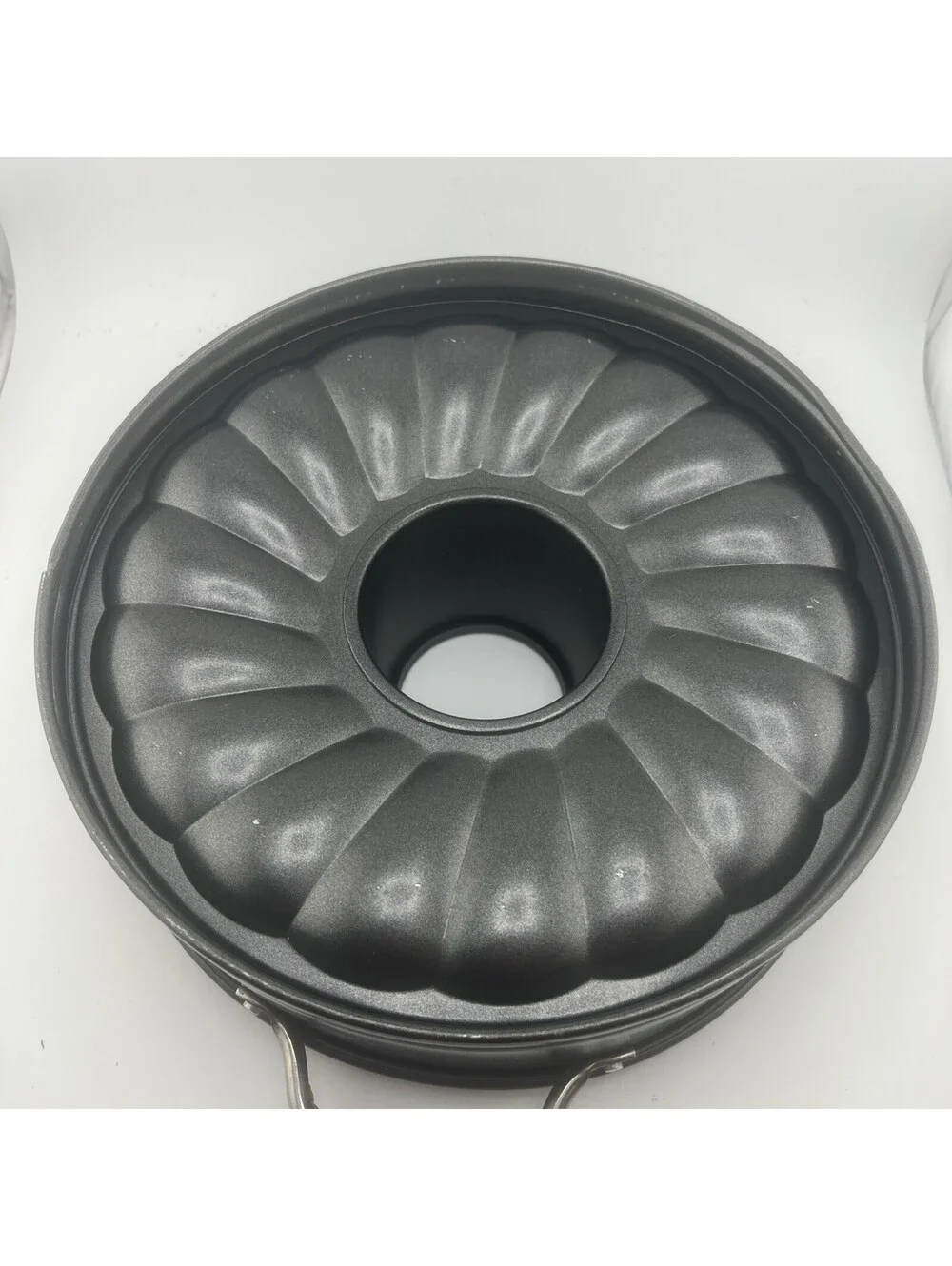 The Pampered Chef 9.5 Inch Nonstick Springform  Bundt Pan Complete PA Scallopped